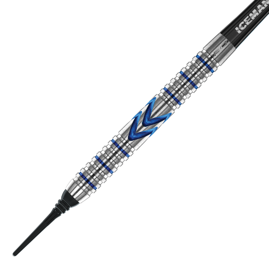 Fléchettes souples Red Dragon Gerwyn Price Iceman Midnight Edition - 20 g Dies ist ein Softdart der Marke Red Dragon, Modell Gerwyn Price Iceman Midnight Edition mit 20 Gramm Gewicht. Der Dart hat ein silbernes Griffstück mit blauen Akzenten und einem markanten Zickzack-Muster.