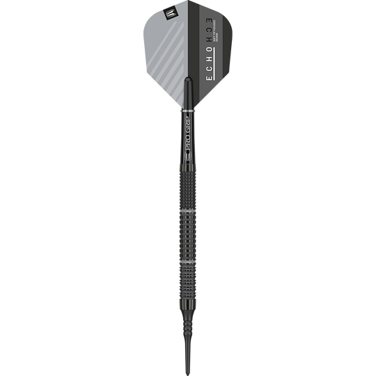 210058_Target_Echo_11_Softdarts_1nwFxyNqRtVg6O Das Bild zeigt einen „Target Echo 11 Softdart“ mit schwarzem und silbernem Design. Der Dartpfeil hat einen strukturierten Griff und eine moderne Optik.