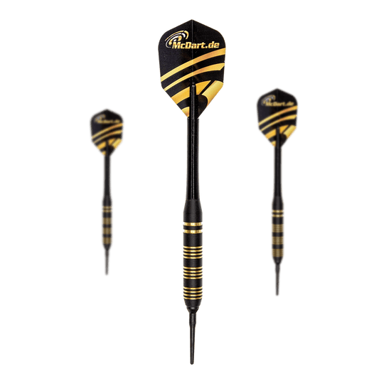 Fléchettes Royal Softdarts - 17 g Das Bild zeigt drei Royal Softdarts mit einem Gewicht von 17g. Die Darts sind schwarz mit goldenen Ringen und haben Flights mit dem Logo "McDart.de".
