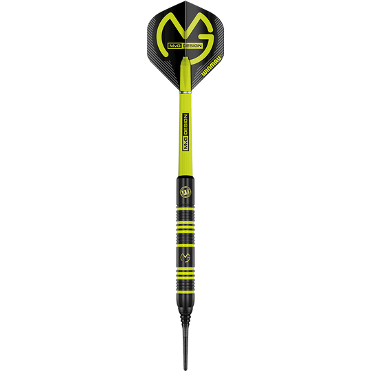2237_Winmau_Michael_Van_Gerwen_MvG_Ambition_Softdarts_1kcmJ3UFbZ7hkr Auf dem Bild ist ein Winmau Michael Van Gerwen MvG Ambition Softdart mit 20 g Gewicht zu sehen. Der Dart ist überwiegend schwarz und neongelb gestaltet und trägt das MvG-Logo.