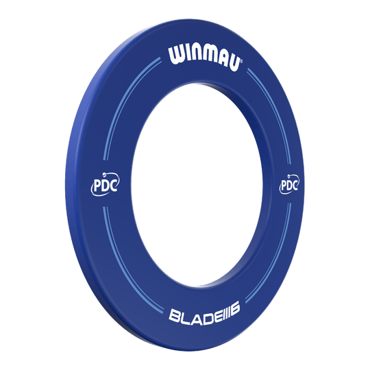 Cadre de fléchettes Winmau PDC - Bleu Das Bild zeigt einen blauen Dartboard-Surround der Marke Winmau mit der Aufschrift "BLADE 6" und "PDC". Der Ring dient zum Schutz der Wand rund um eine Dartscheibe.