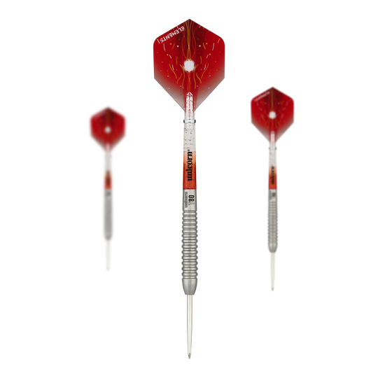 Fléchettes en acier Unicorn Core XL Striker Style 5 Das Bild zeigt drei Steeldarts des Produkts "Unicorn Core XL Striker Style 5". Die Darts haben rote Flights und einen silbernen, geriffelten Schaft.