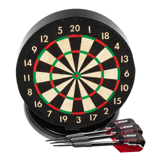 Das Bild zeigt das Produkt "Ruthless Mini Desktop Dartboard Set" mit einer kleinen Dartscheibe. Vor der Scheibe liegen drei schwarze Dartpfeile mit roten Flights.