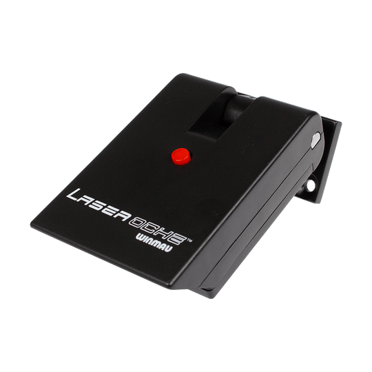 8510-Winmau-Laser-Oche-2QPicqBarR32f4 Das Bild zeigt das Produkt "Winmau Laser Oche". Es handelt sich um ein schwarzes Gerät mit einem roten Knopf und der Aufschrift "Laser Oche Winmau".