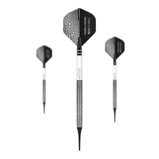 Fléchettes souples Red Dragon Luke Humphries TX1 - 20 g Das Bild zeigt drei Red Dragon Luke Humphries TX1 Softdarts mit einem Gewicht von 20g. Die Darts haben schwarze Flights mit geometrischem Muster und silber-schwarze Schäfte.