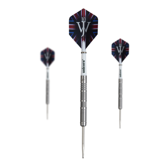 Fléchettes en acier Unicorn James Wade The Machine Range Phase 4 Das Bild zeigt drei Steeldarts aus der "Unicorn James Wade The Machine Range Phase 4" Serie. Die Darts haben silberne Spitzen und auffällige Flights mit einem weißen "JW"-Logo.