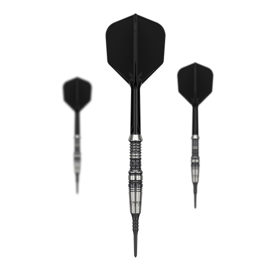 Fléchettes souples Target Japan Black Marque Heracles - 18 g Das Bild zeigt drei schwarze Softdarts der Marke "Target Japan Black Marque Heracles - 18g". Der mittlere Dart ist zentral und scharf abgebildet, während die beiden anderen im Hintergrund unscharf sind.