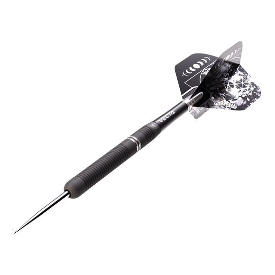 Fléchettes en acier Winmau Callisto 01 Das Bild zeigt einen Winmau Callisto 01 Steeldart. Der Dartpfeil hat ein schwarzes, geriffeltes Griffstück und schwarze Flights mit weißem Muster.