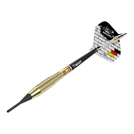 Fléchettes en laiton Bulls Martin Schindler The Wall - 18 g Das Bild zeigt einen Softdart namens "Bulls Martin Schindler The Wall Brass Softdarts - 18g". Der Dart hat einen messingfarbenen Schaft und eine Flight mit einem weißen Mauer-Design und schwarz-rot-gelben Streifen.