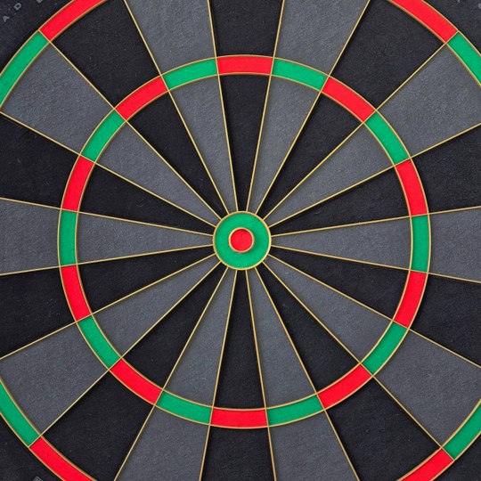 Cible de fléchettes en acier Bulls NL Advantage Black Edition Auf dieser Abbildung ist das BullsNL Advantage Black Edition Steeldartboard zu sehen. Es wird aus einer anderen Perspektive gezeigt.