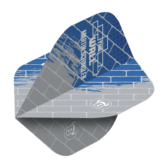 Vols standards Bulls Metrixx Martin Schindler Bleu Gris n°2 Das Bild zeigt einen Dartflight in Blau und Grau mit Ziegelsteinmuster. Auf dem Flight steht "The Wall Martin Schindler" sowie das Bulls-Logo.