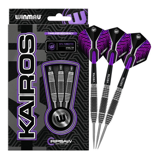 Fléchettes en acier Winmau Kairos 01 Das Bild zeigt eine Verpackung der "Winmau Kairos 01 Steeldarts" mit drei darin enthaltenen Darts. Die Darts haben ein modernes, schwarz-lila Design und sind als 90% Tungsten Stahldarts ausgewiesen.