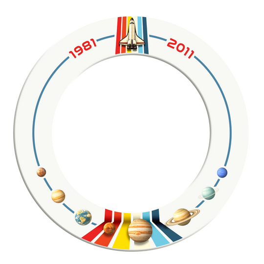 Cadre de cible de fléchettes McDart Space Shuttle McDart Weltraum Shuttle Dartboard Surround wird abgebildet. Das Produkt dient als Schutzring für Dartboards.