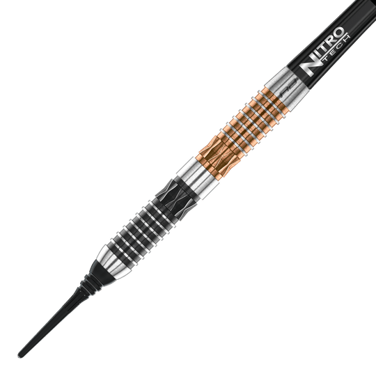 Fléchettes souples Red Dragon Panterra - 20 g Das Bild zeigt einen Red Dragon Panterra Softdart mit einem Gewicht von 20g. Der Dartpfeil hat ein auffälliges Design mit schwarzen, silbernen und bronzefarbenen Elementen.