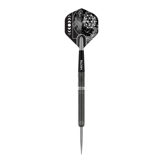 Fléchettes en acier Winmau Callisto 01 Das Bild zeigt einen Winmau Callisto 01 Steeldart. Der Dartpfeil hat ein modernes Design mit schwarzen und silbernen Elementen sowie auffälligen Grafiken auf dem Flight.
