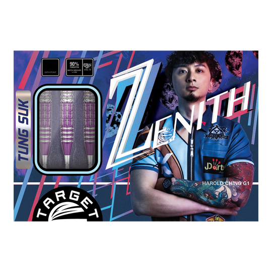 Auf dem Bild ist die Verpackung der "Target Japan Prime Series Tung Suk Zenith GEN1 Swiss Point Steeldarts - 23g" zu sehen. Links sieht man drei Darts, rechts steht ein Mann mit verschränkten Armen vor einem bunten Hintergrund.