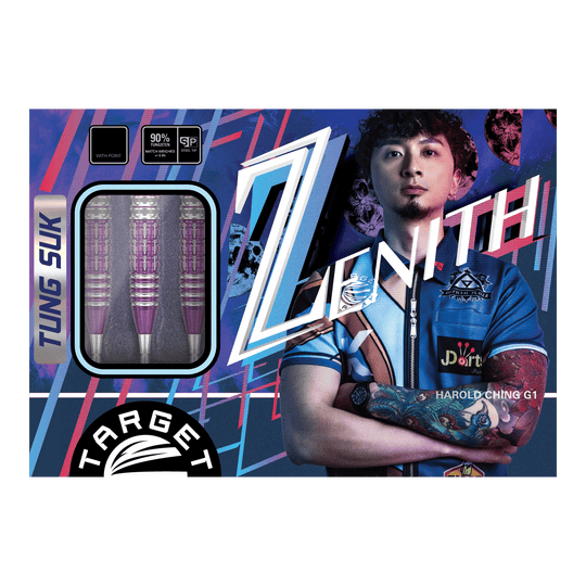 Fléchettes en acier Target Japan Prime Series Tung Suk Zenith GEN1 Swiss Point - 23 g Auf dem Bild ist die Verpackung der "Target Japan Prime Series Tung Suk Zenith GEN1 Swiss Point Steeldarts - 23g" zu sehen. Links sieht man drei Darts, rechts steht ein Mann mit verschränkten Armen vor einem bunten Hintergrund.
