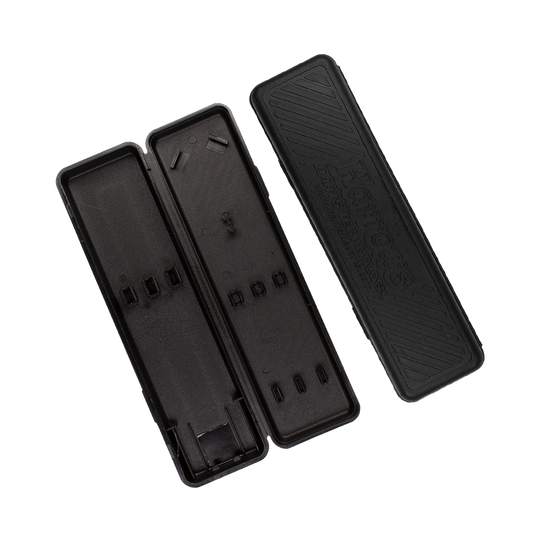 Harrows_PlastikboxhyVLFcFiWN4uK Das Bild zeigt eine geöffnete schwarze Kunststoffbox für Darts. Auf dem Deckel steht der Markenname "Harrows".