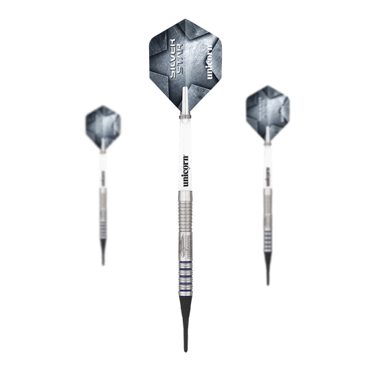 Fléchettes souples Unicorn Silver Star Var.2 Gary Anderson Das Bild zeigt drei Softdarts des Modells "Unicorn Silver Star Var.2 Gary Anderson". Die Darts haben silberne Spitzen, einen geriffelten Schaft und blaue Akzente auf dem Barrel.