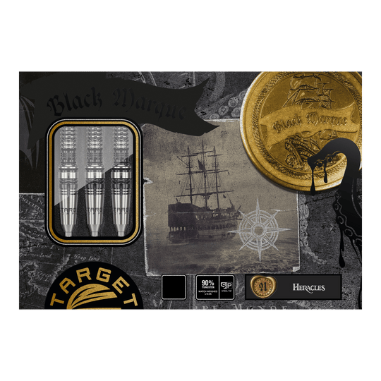 Target Japan Black Marque Heracles Steeldarts Das Bild zeigt die Verpackung der "Target Japan Black Marque Heracles Steeldarts". Auf der Verpackung sind neben den drei Darts auch ein Segelschiff, ein Kompass und eine goldene Münze abgebildet.
