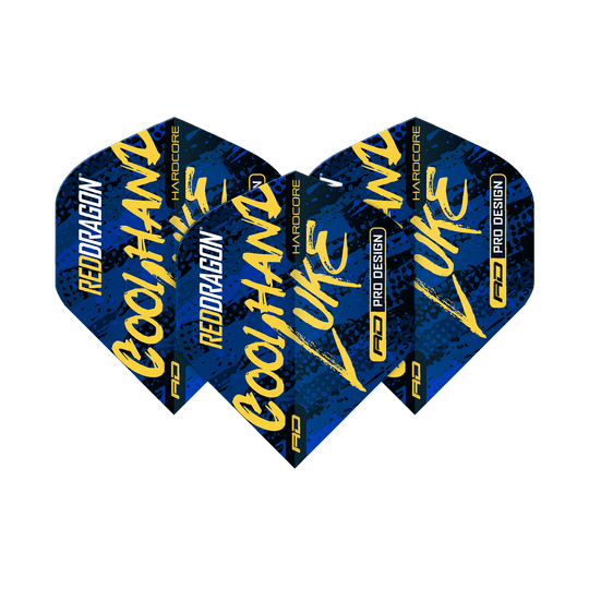 TF6864_Red_Dragon_Hardcore_Luke_Humphries_Signature_Blue_Standard_Flights_1WXiIWZ030l1vn Das Bild zeigt drei blaue Dart-Flights mit gelbem und weißem Aufdruck. Auf den Flights steht "RedDragon Hardcore Cool Hand Luke" in auffälliger Schrift.