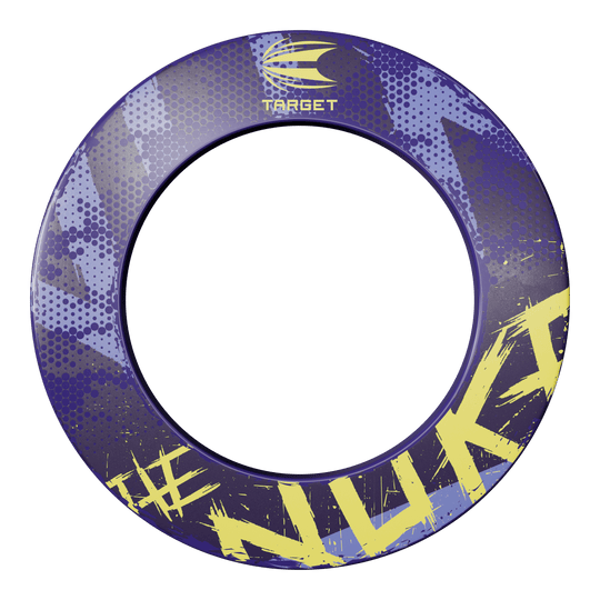 Target Luke Littler Le cercle de fléchettes Nuke Dieses Bild zeigt die Target Luke Littler The Nuke Dartboard Surround. Der Ring ist lila mit gelben und blauen Akzenten und trägt den Schriftzug "#NUKI" und das Target-Logo.