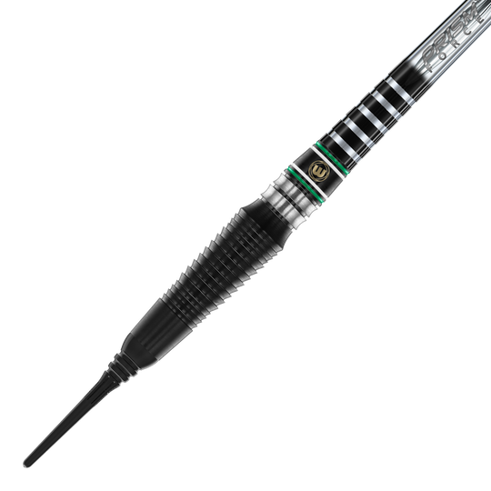 Fléchettes souples Winmau Sniper Black 2025 - 20 g Auf dem Bild ist ein Winmau Sniper Black 2025 Softdart mit einem Gewicht von 20g zu sehen. Der Dart hat ein modernes, schwarzes Design mit silbernen und grünen Akzenten.