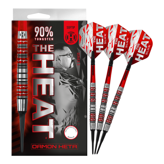 Fléchettes souples Damon Heta Series 3 de Harrow Das Bild zeigt eine Packung Harrows Damon Heta Series 3 Softdarts mit drei Darts daneben. Die Darts sind silber und rot, und auf der Verpackung steht "THE HEAT" sowie "90% Tungsten".