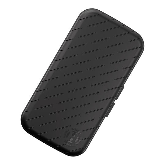 Étui à fléchettes Harrows Slimcase Dies ist ein schlankes, schwarzes Etui mit schrägen Linien auf der Oberfläche. In der Ecke befindet sich ein rundes Harrows-Logo.