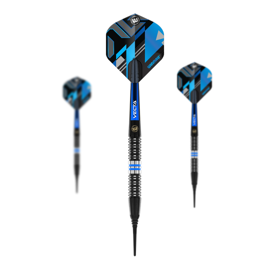 Fléchettes souples Winmau Galactics - 20 g Das Bild zeigt drei Winmau Galactics Softdarts mit einem Gewicht von 20g. Die Darts haben ein modernes Design in Blau und Schwarz mit markanten Linien auf den Flights.