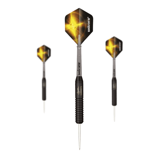 Fléchettes acier Unicorn Black Brass Gary Anderson V2 Das Bild zeigt drei schwarze Steeldarts der Marke Unicorn Black Brass Gary Anderson V2. Die Flights sind schwarz mit einem gelben Lichteffekt und dem weißen Schriftzug "unicorn".