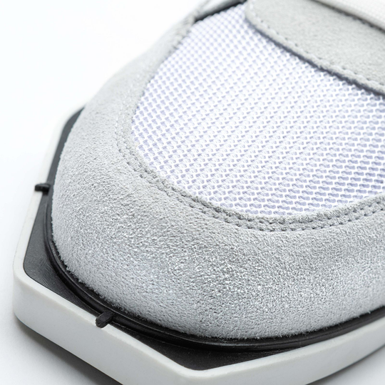 20200004-00_Triple20_Dartschuhe_Textil_Leder_Weiss_Schwarz_4 Der Vorderbereich des Triple20 Dartschuhs ist aus weißem Textil und grauem Leder gefertigt. Die Sohle ist robust und sorgt für einen sicheren Stand beim Dartspielen.
