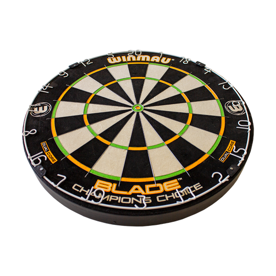 3023_Winmau_Champions_Choice_DualCore_Dartboard_2cXfejLAkxmfDA Das Bild zeigt ein Winmau Champions Choice DualCore Dartboard. Die Dartscheibe hat eine schwarze, weiße und grüne Farbgestaltung mit deutlicher Beschriftung.