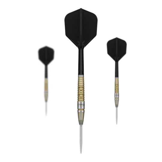 Fléchettes en acier Target Black Marque Warrior Swiss Point Das Bild zeigt drei Target Black Marque Warrior Swiss Point Steeldarts mit schwarzen Flights und gold-silbernen Griffen. Die Darts sind von vorne und von schräg hinten zu sehen.