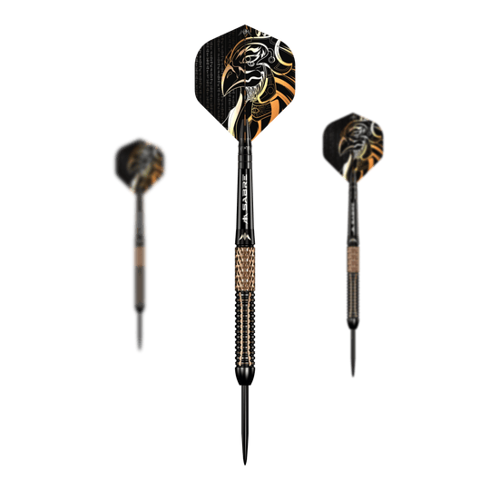 Fléchettes en acier de la Mission Horus Das Bild zeigt drei Mission Horus Steeldarts mit auffälligem Design. Auf den Flights ist ein kunstvoller Horus-Kopf in Schwarz, Gold und Weiß abgebildet.