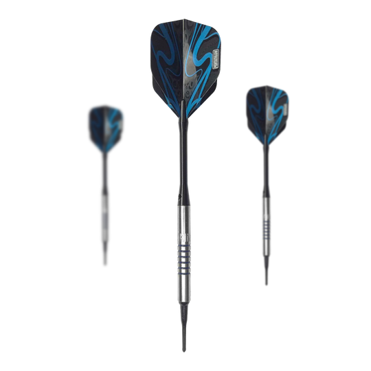 Fléchettes souples McDart 85 Tungstène V19 - 16,5 g Auf dem Bild sind drei Softdarts des Modells "McDart 85er Tungsten V19" mit einem Gewicht von 16,5g zu sehen. Die Darts haben silberne Barrels und schwarze Flights mit blauen Verzierungen.