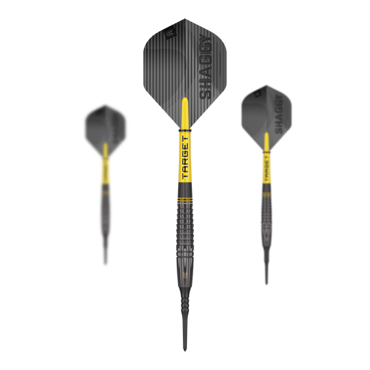 Fléchettes souples noires Target Scott Williams Shaggy - 20 g Das Bild zeigt drei "Target Scott Williams Shaggy Black Softdarts - 20g". Die Darts sind hauptsächlich schwarz mit gelben Akzenten und haben das Wort "TARGET" sowie "SHAGGY" auf den Flights.