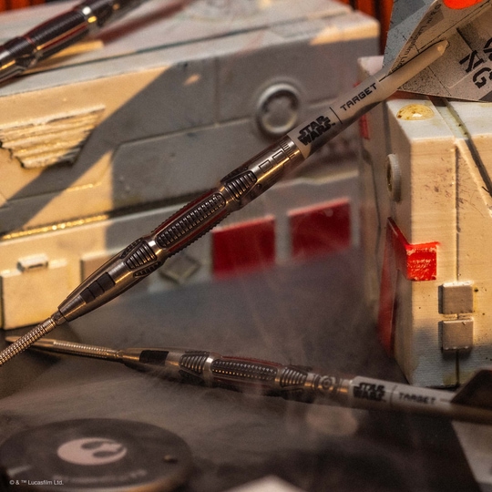 Fléchettes en acier Target Star Wars X-Wing Swiss Point Das Bild zeigt die Target Star Wars X-Wing Swiss Point Steeldarts. Dieses Produkt hat ein spezielles Star Wars X-Wing Motiv.