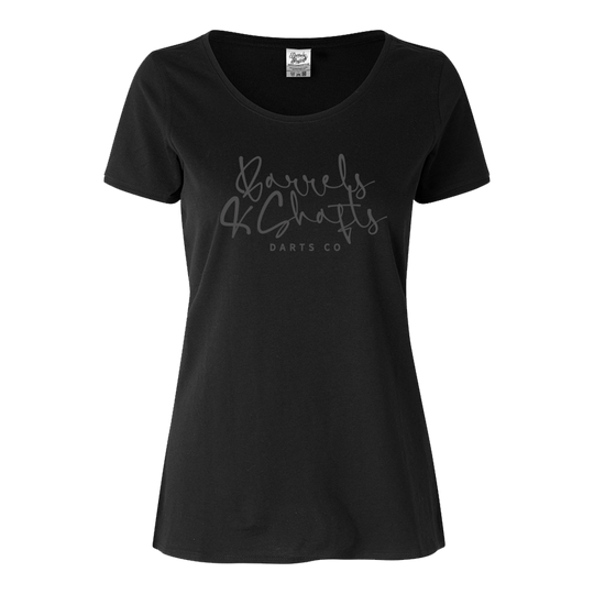 T-Shirt Femme Barrels and Shafts - Noir Dieses Bild zeigt ein schwarzes Damen-T-Shirt mit der Aufschrift „Barrels and Shafts DARTS CO“ auf der Vorderseite. Das T-Shirt hat einen klassischen Rundhalsausschnitt und einen schlichten, modernen Stil.