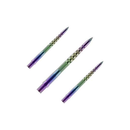 Auf dem Bild sind drei bunte Steeldartspitzen zu sehen. Sie haben ein metallisch glänzendes, geripptes Design in verschiedenen Farben.