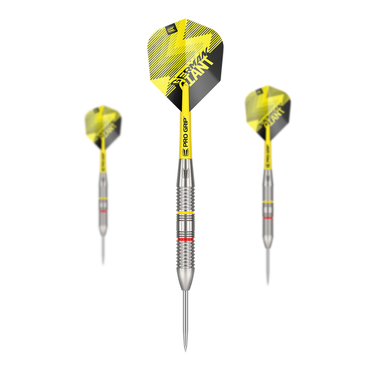 Target Gabriel Clemens Brass Steeldarts - 22g Das Bild zeigt drei Steeldarts des Modells "Target Gabriel Clemens Brass Steeldarts - 22g". Die Darts haben silberne Spitzen, geriffelte Griffe und gelb-schwarze Flights mit der Aufschrift "GERMAN GIANT".