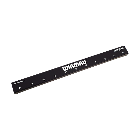 8208_Winmau_Sabre_Oche_Master_1Vi2b8dRa5D72S Das Bild zeigt das Produkt "Winmau Sabre Oche Master", ein schwarzes Messwerkzeug für Dartspieler. Es trägt das Winmau-Logo und ist mit weißen Markierungen versehen.