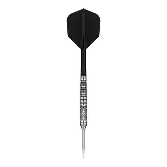 Fléchettes en acier Target Black Marque Renegade 4 Swiss Point Das Bild zeigt einen Target Black Marque Renegade 4 Swiss Point Steeldart. Der Dartpfeil hat eine schwarze Flugfeder und einen silbernen, gerillten Schaft.
