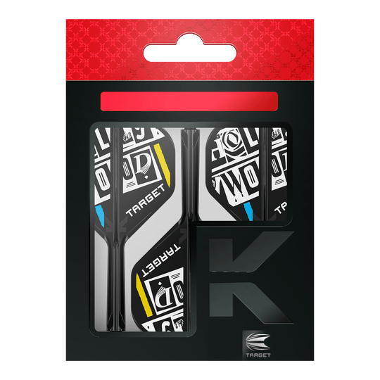 Das Bild zeigt eine Packung der "Target K-Flex Chris Dobey No2 Standard Flights". Die Flights sind schwarz-weiß mit gelben und blauen Akzenten gestaltet und befinden sich in einer schwarzen Verpackung mit rotem Aufhänger.