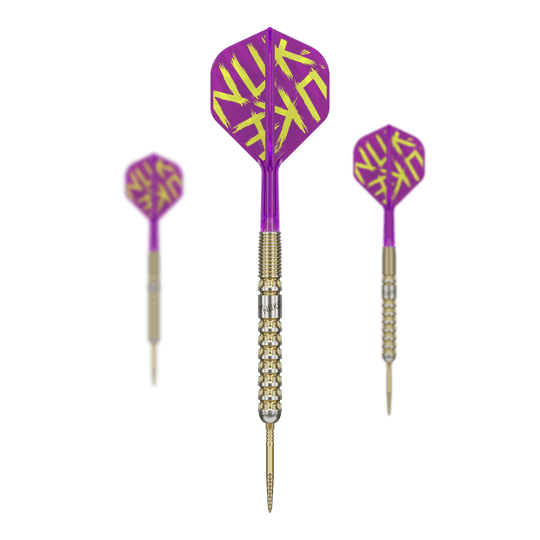 Fléchettes en acier Target Luke Littler GEN1 Prodigy Swiss Point Das Bild zeigt drei Steeldarts der Marke "Target Luke Littler GEN1 Prodigy Swiss Point". Die Darts haben lila Flights mit gelber Schrift und gold-silberne Spitzen und Griffe.