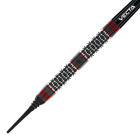 Fléchettes souples Winmau Cypher - 20 g Das Bild zeigt einen Winmau Cypher Softdart mit einem Gewicht von 20g. Der Dart hat ein schwarzes und silbernes Design mit roten Akzenten und einer strukturierten Griffzone.