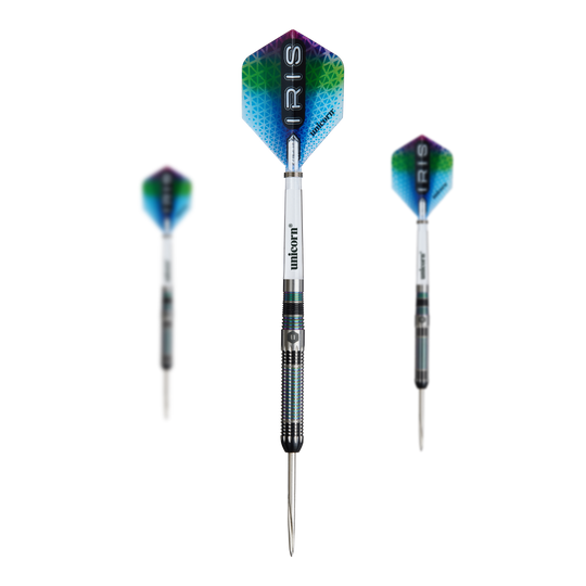 Fléchettes en acier Unicorn Iris Das Bild zeigt drei Unicorn Iris Steeldarts mit bunten Flights und silbernen Spitzen. Die Darts sind in verschiedenen Perspektiven angeordnet, mit einem Dart im Vordergrund und zwei im Hintergrund.