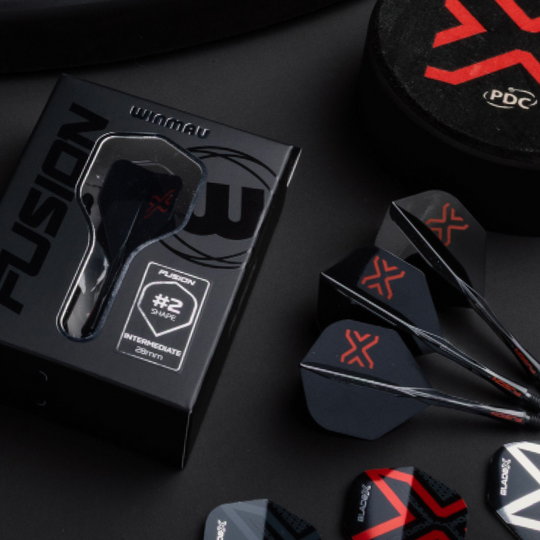 Hier sieht man das Winmau Fusion Blade X No2 Standard Flight-Shaft-System in Schwarz. Dieses Produkt kombiniert Flight und Schaft für optimale Performance.