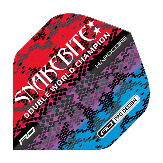 Das Bild zeigt einen Dartflight mit einem bunten Schlangenhautmuster in Rot, Lila und Blau. Auf dem Flight steht in weißer Schrift "Snakebite Double World Champion Hardcore RD Pro Design".