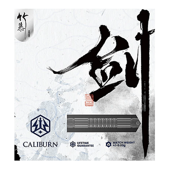 Fléchettes en acier Caliburn Sword S2 Das Bild zeigt die Caliburn Sword S2 Steeldarts Verpackung mit asiatischer Kalligraphie im Hintergrund. Unten sind das Produktlogo, eine Produktabbildung und Hinweise zur Garantie und dem Gewicht zu sehen.